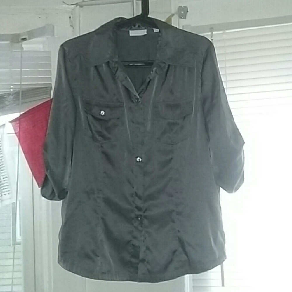 🌻BOGO ITEM🌻 Silky silver button up