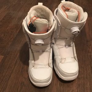 Thirty two snowboard boots