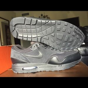 NIKE AIRMAX 1 ESSENTIAL triple black suede leather