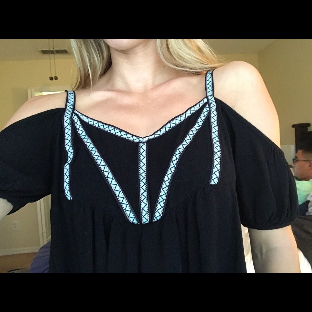 Peek-A-Boo Shoulder Crop Top