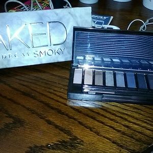 Smoky eye shadow palette from urban decay