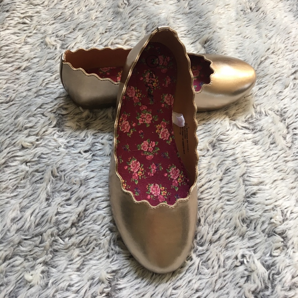 Gold Scalloped Flats