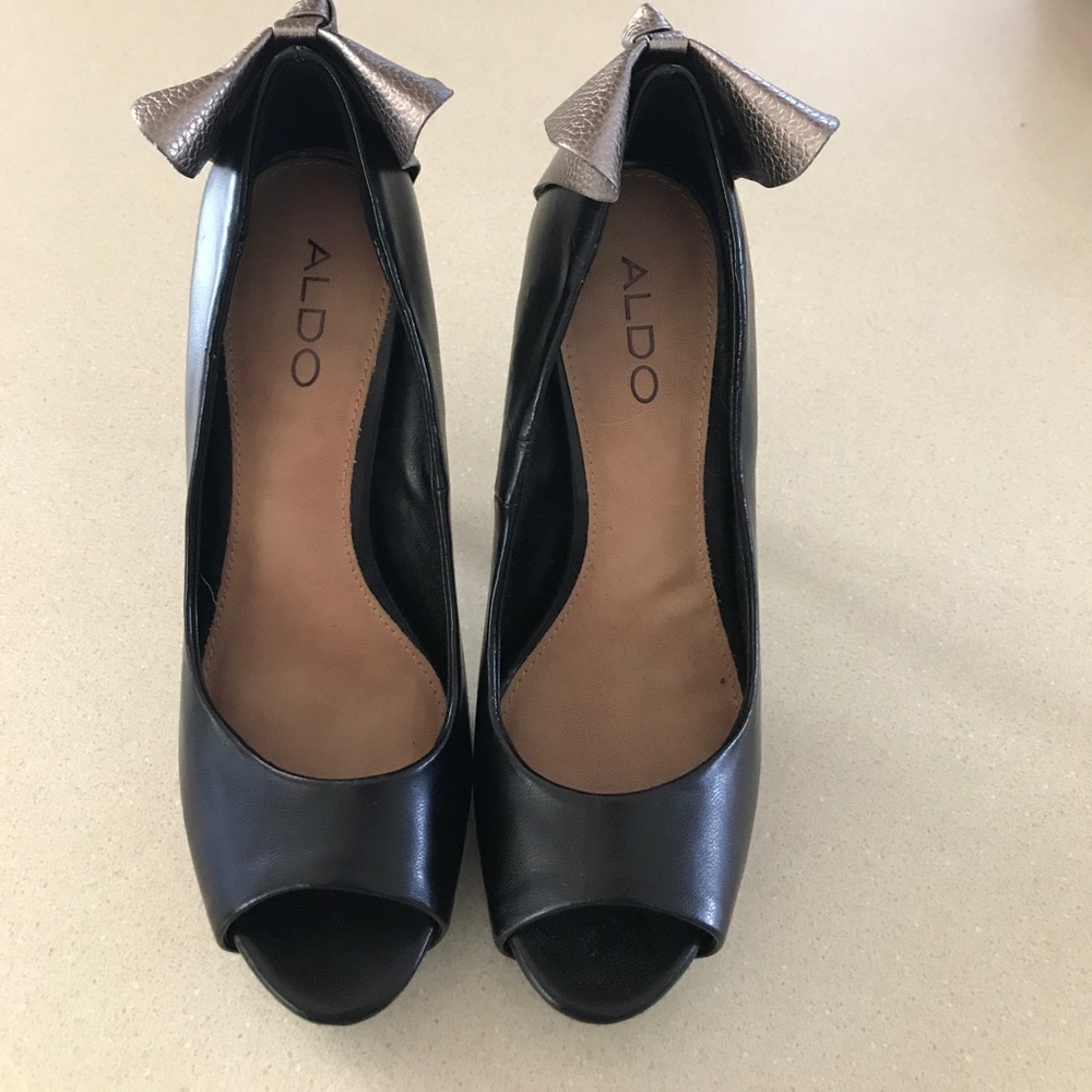 Peep toe pumps