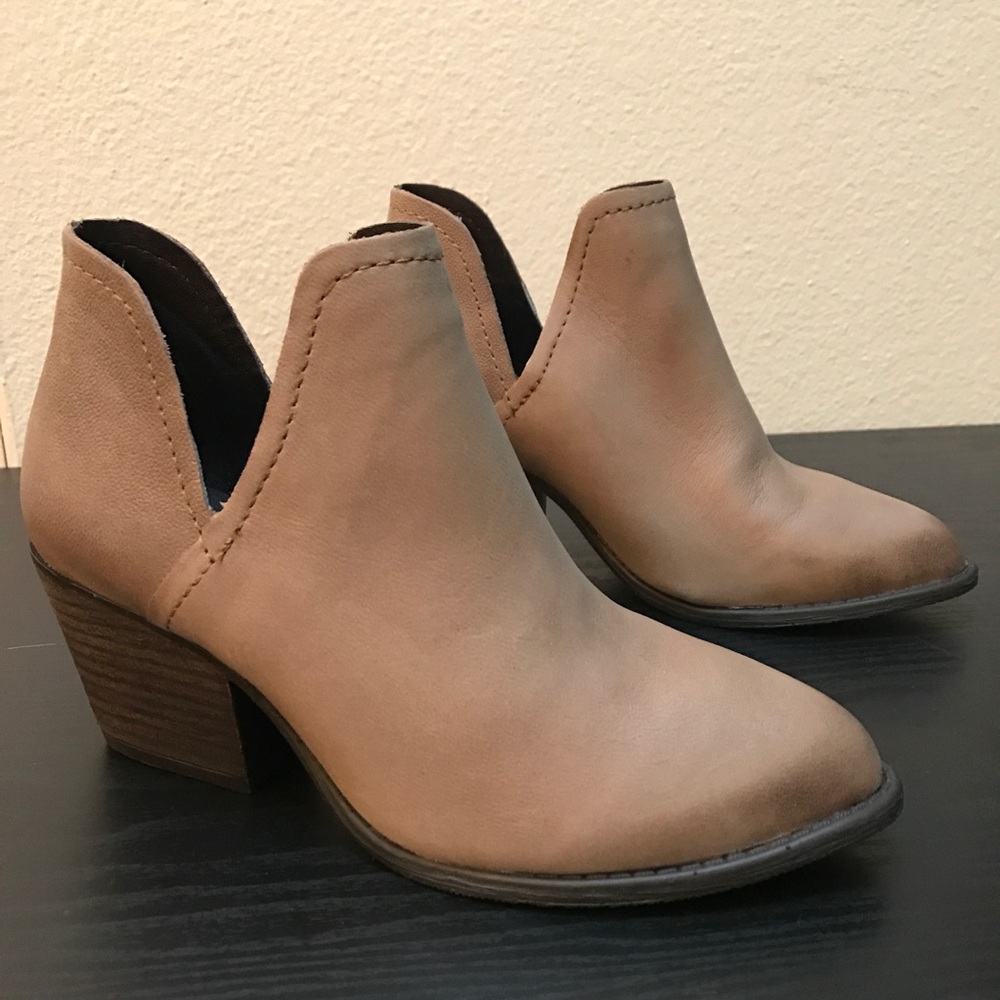 NWB Steve Madden Taupe Bootie
