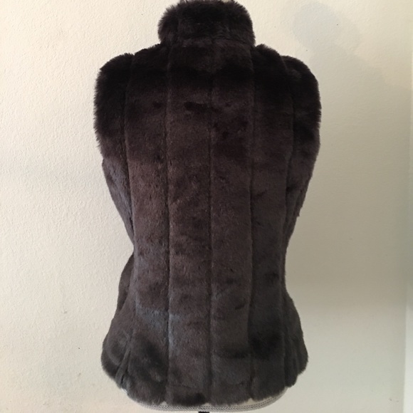 Faux Fur Mock Neck Vest with Pockets - Picture 2 of 5