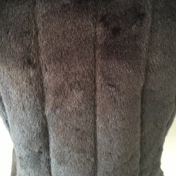 Faux Fur Mock Neck Vest with Pockets - Picture 3 of 5
