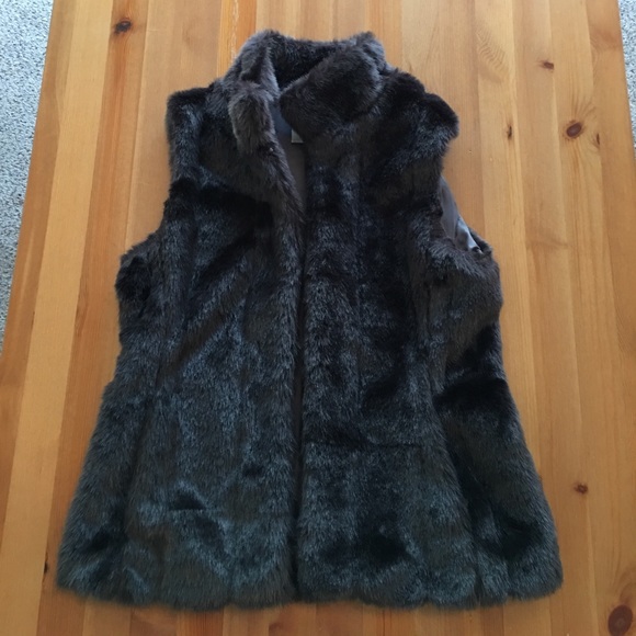 Faux Fur Mock Neck Vest with Pockets - Picture 4 of 5