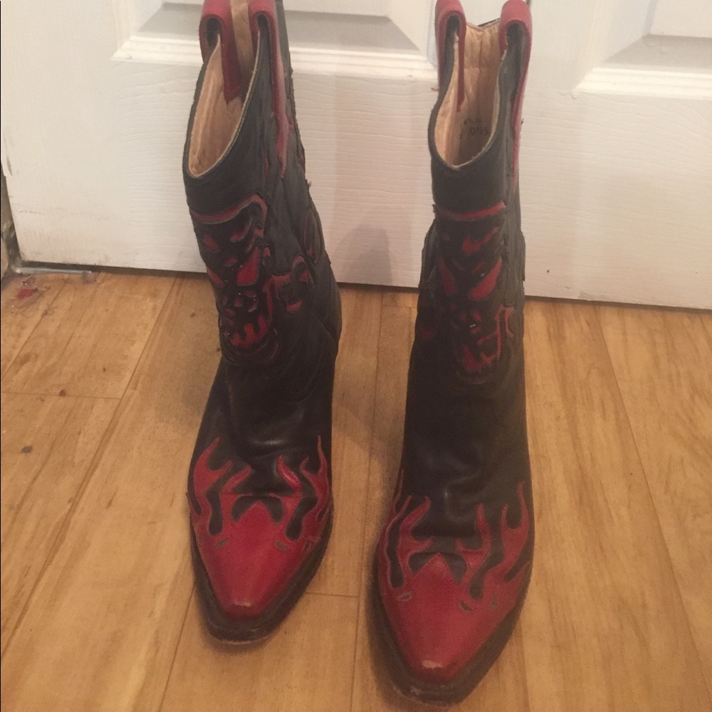 Cowboy boots with skulls and crossbones