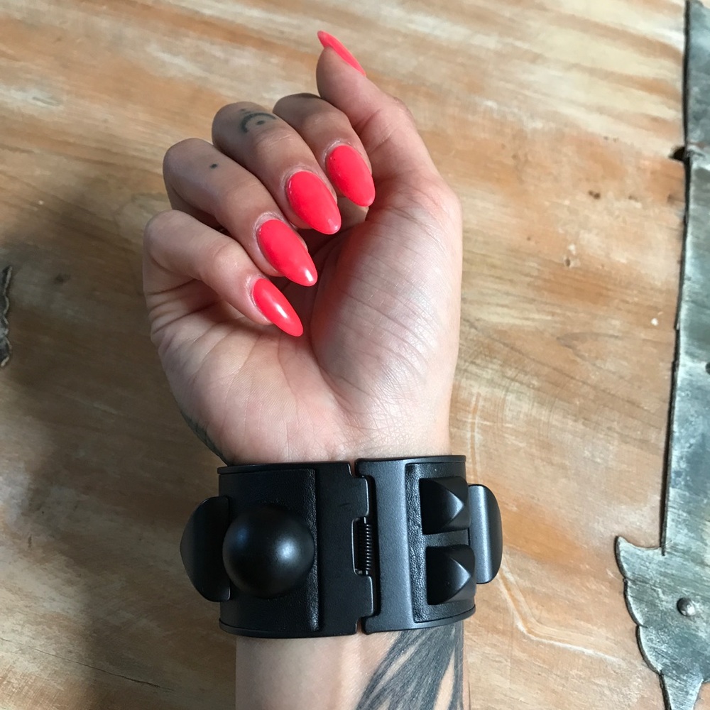 AUTHENTIC BURBERRY CUFF - Picture 2 of 6