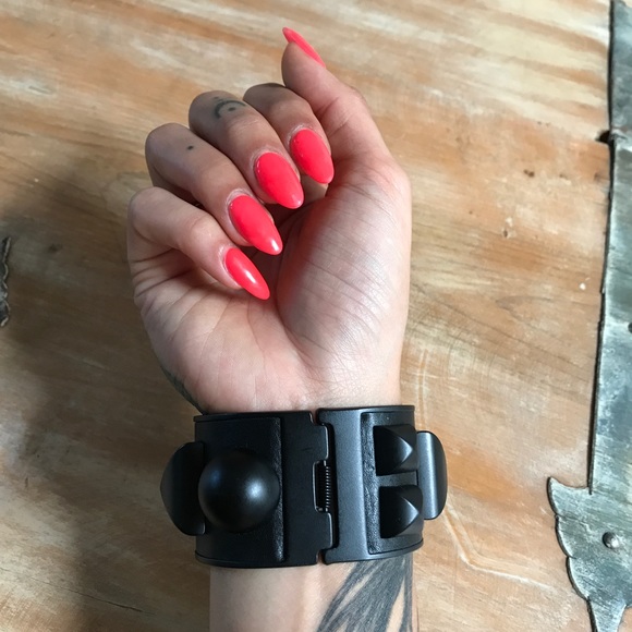 AUTHENTIC BURBERRY CUFF - Picture 2 of 6