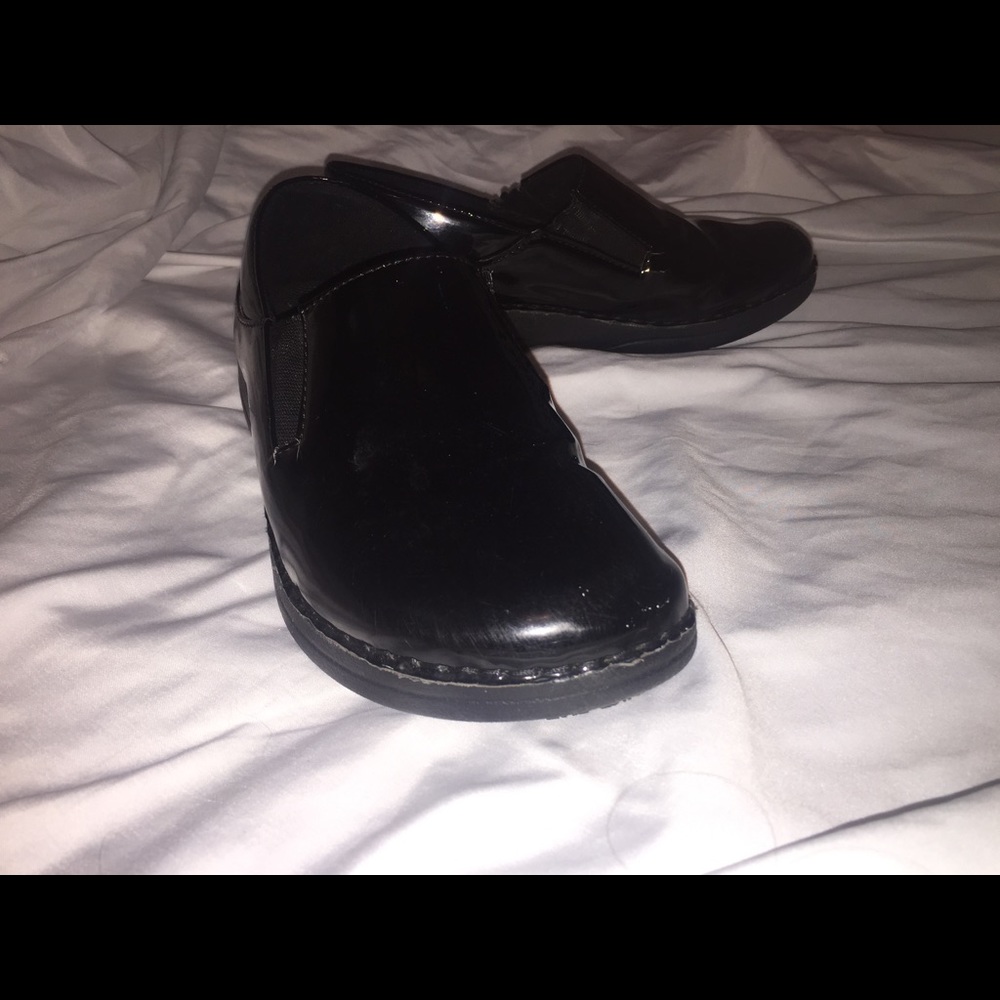 BARELY WORN | PATENT LEATHER NURSING SHOES 8.5W