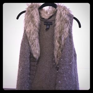 Fake fur trimmed sweater vest