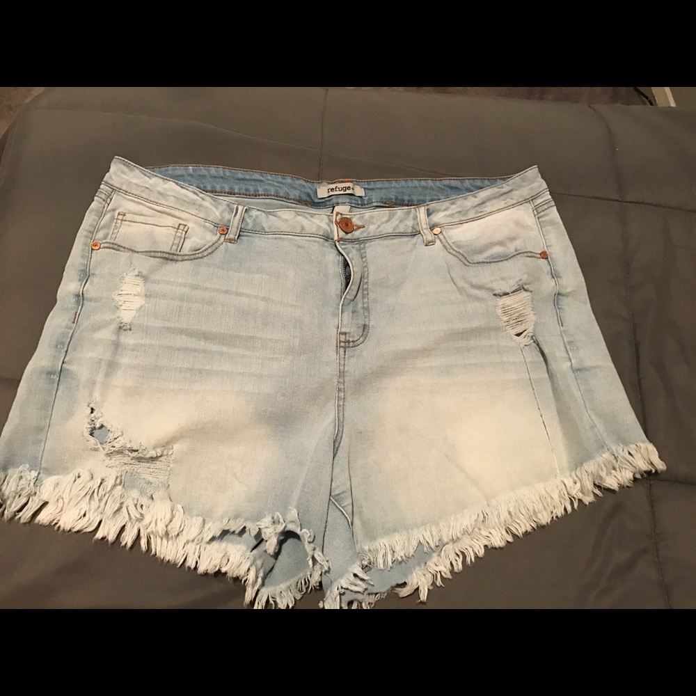 Plus size refugee cut off denim shorts