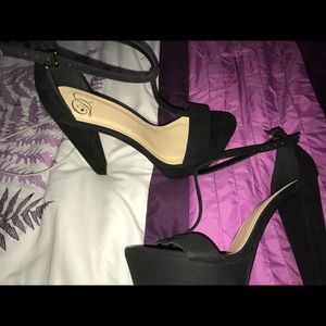 (Don't know the brand, sorry.).  Heels