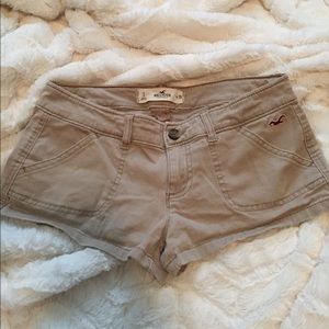 Hollister khaki shorts ✨