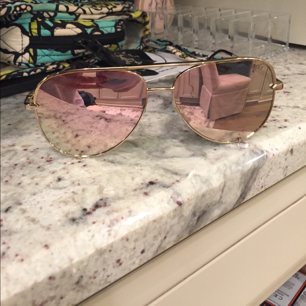 Desk high key quay sunglasses never worn