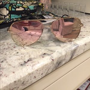 Desk high key quay sunglasses never worn