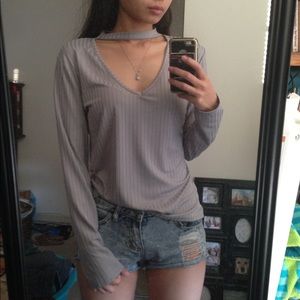 Long sleeves gray v-neck shirt