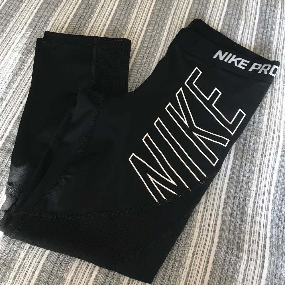 NWOT Nike Crop Leggings - Black