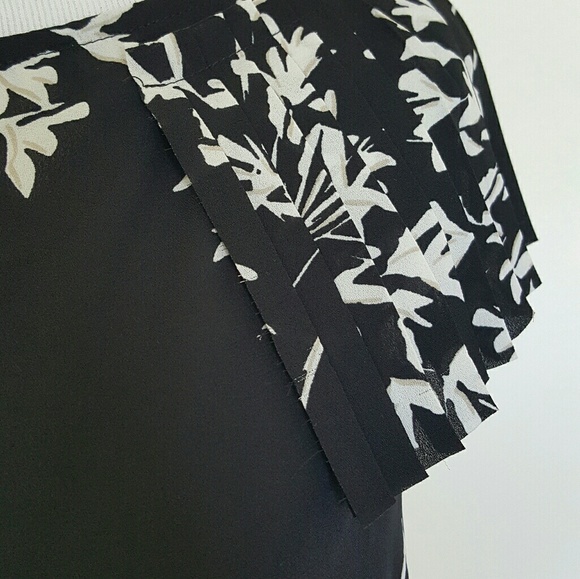 Banana Republic Accordion Sleeve Top XS Petite - Picture 7 of 8