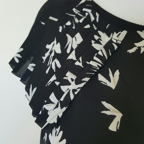 Banana Republic Accordion Sleeve Top XS Petite - Picture 8 of 8