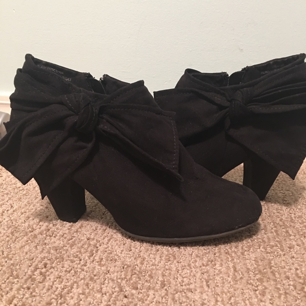 Kim Rogers 9W Black Suede "Vera" Bow Booties