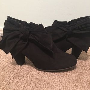 Kim Rogers 9W Black Suede "Vera" Bow Booties