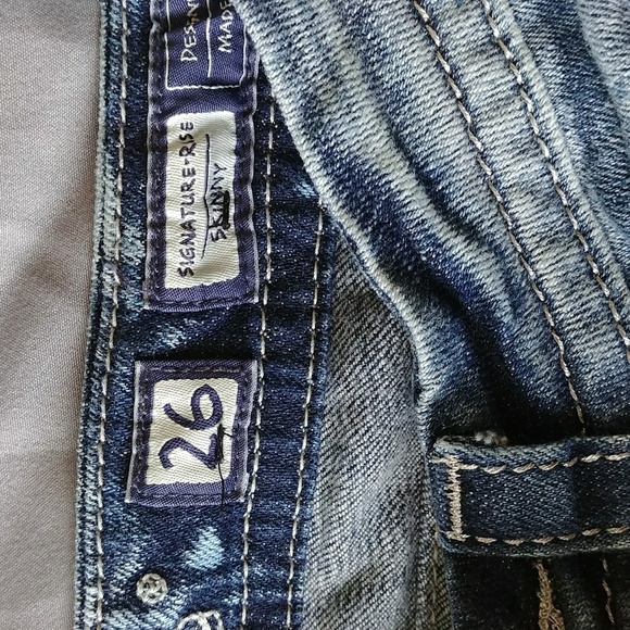 SOLD!! Miss me skinny jeans. Size 26 - Picture 2 of 3