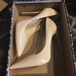 Nude pumps