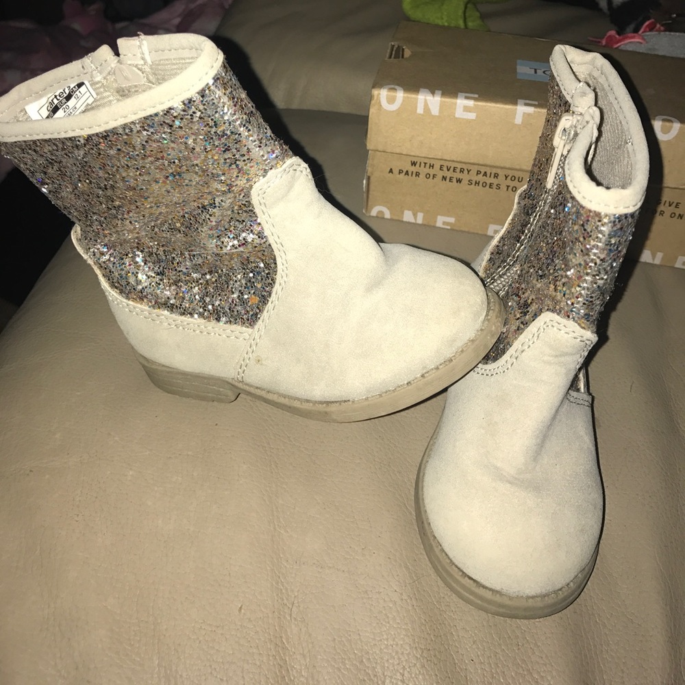 Baby boots Carters size 5 super cute