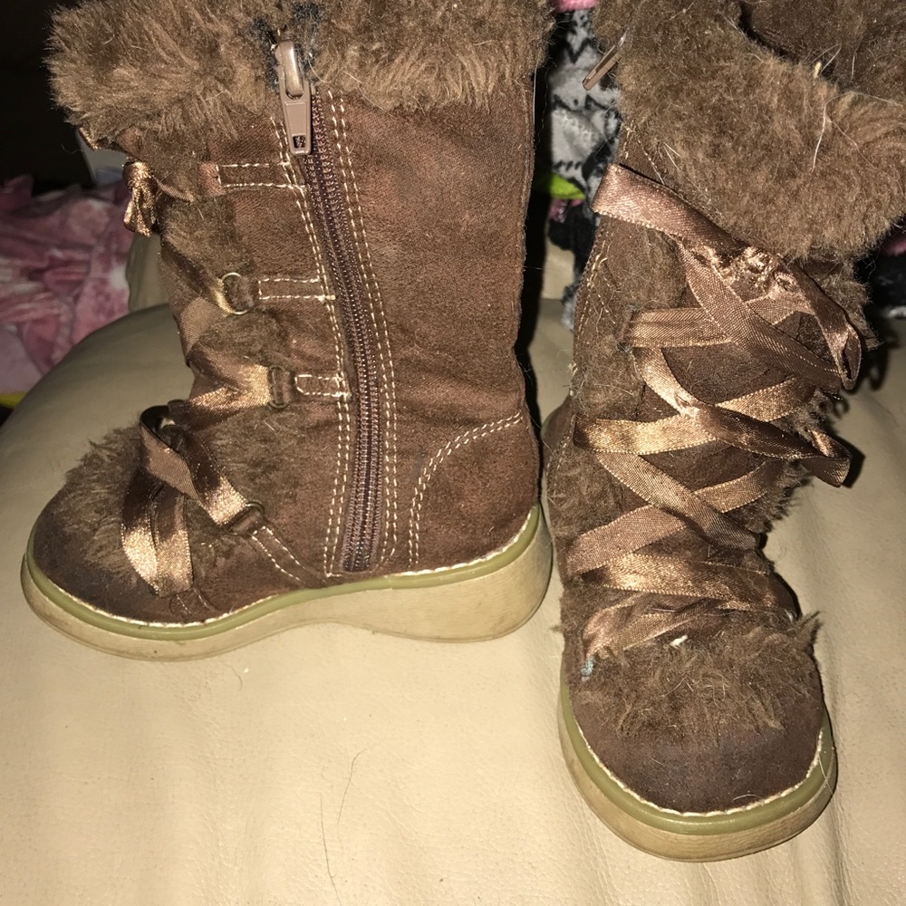 Brown furry boot for toddlers! Adorable and comfy