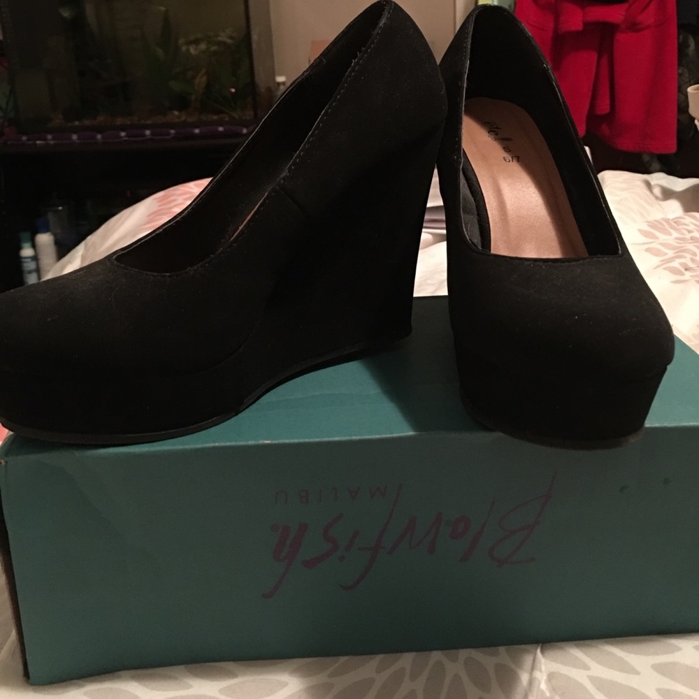 Black swayed pumps