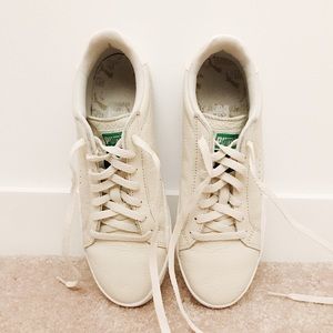 PUMA women's off-white sneaker tennis shoes size 8