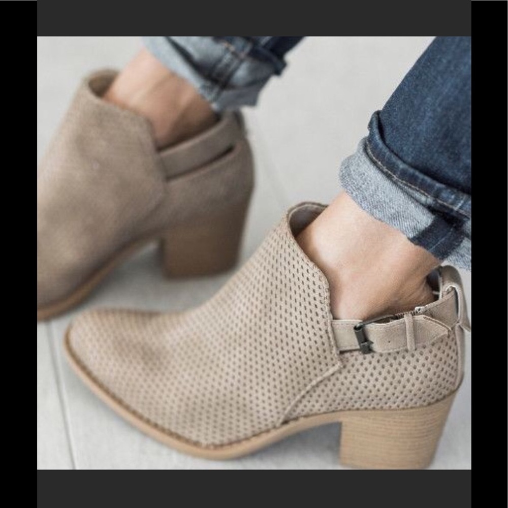 Buckle Bootie in beige.