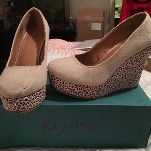 Khaki flower pumps