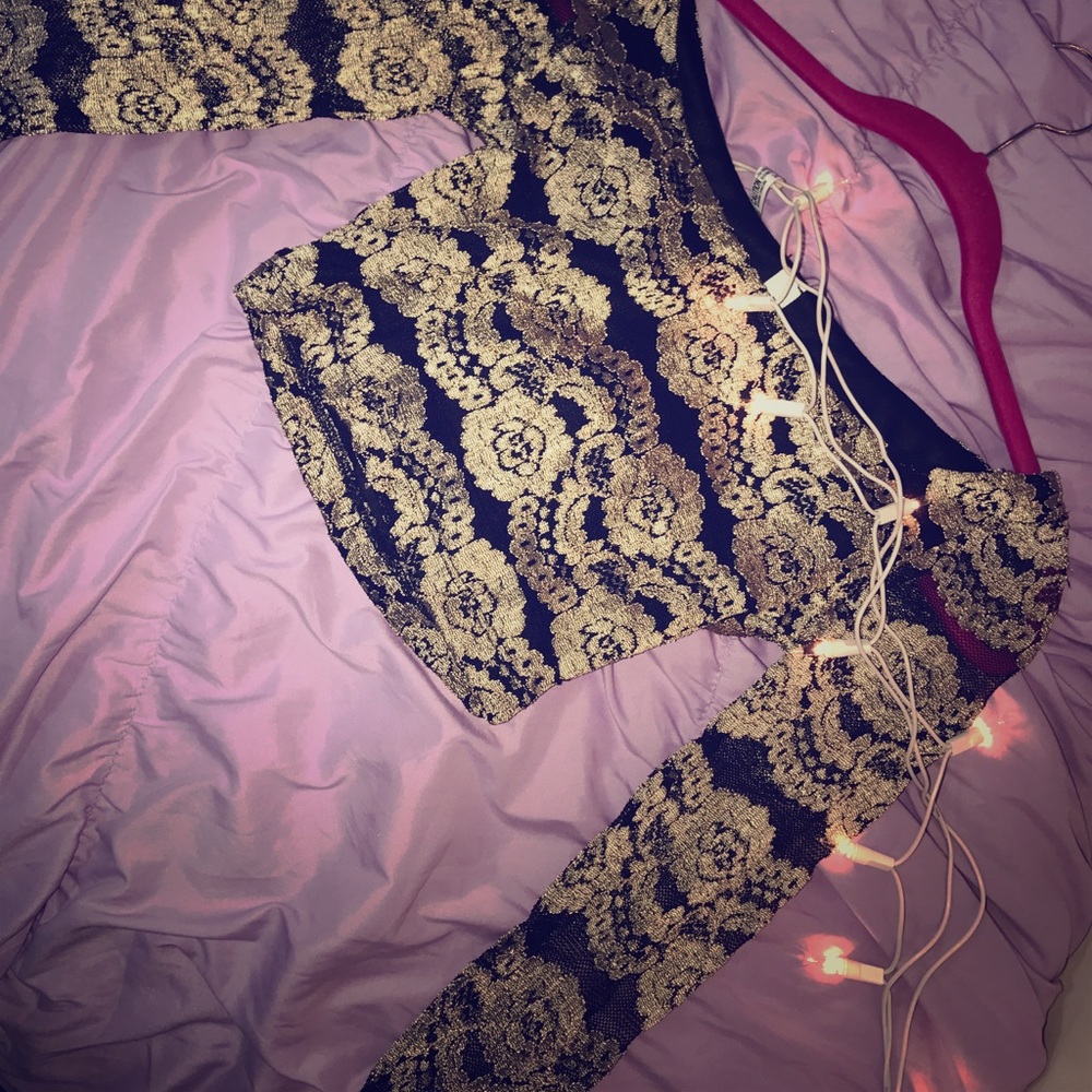 Black and gold crop top 😍