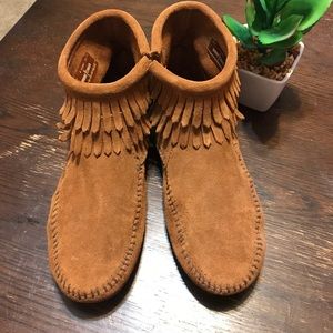 Chestnut Minnetonka fringe booties w/ side zipper