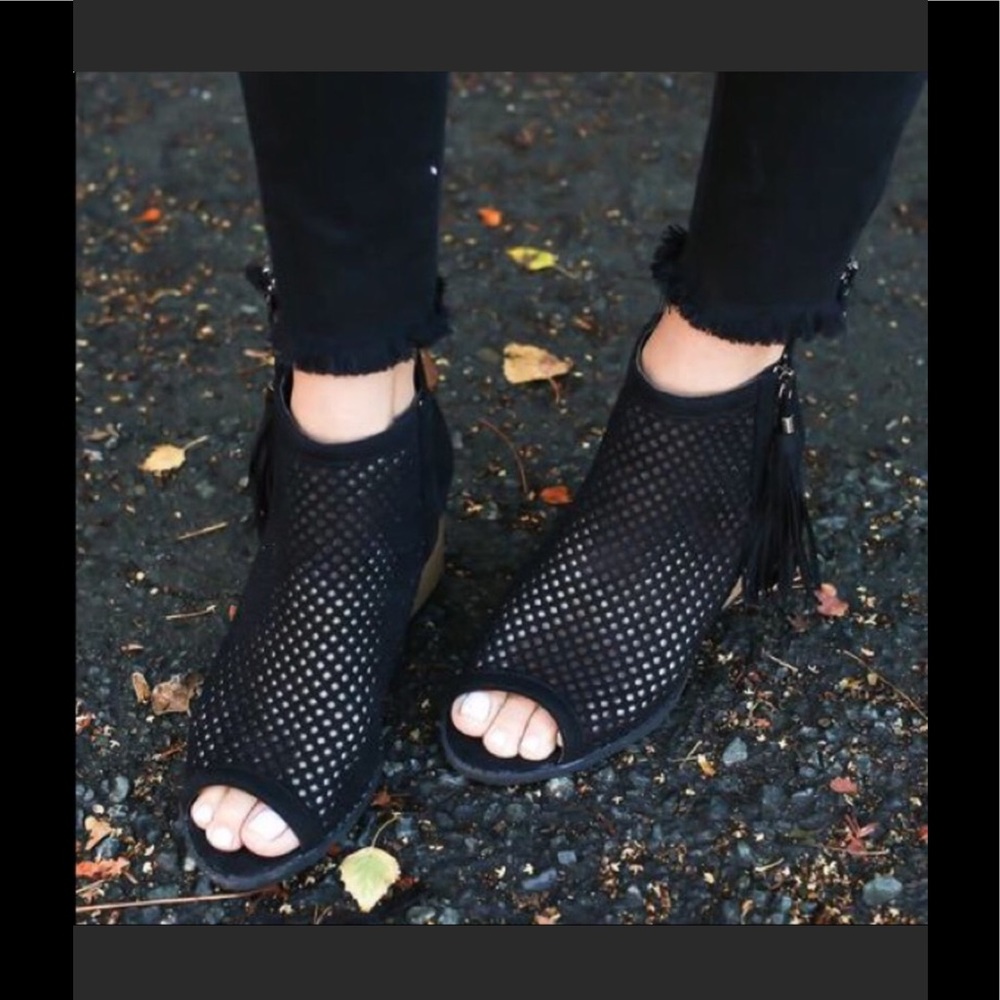 Peep Toe Tassle Bootie. - Picture 3 of 4