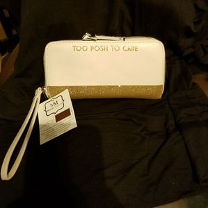 Wristlet with built-in portable charger