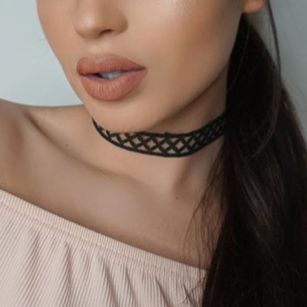 Criss cross woven cut out choker necklace