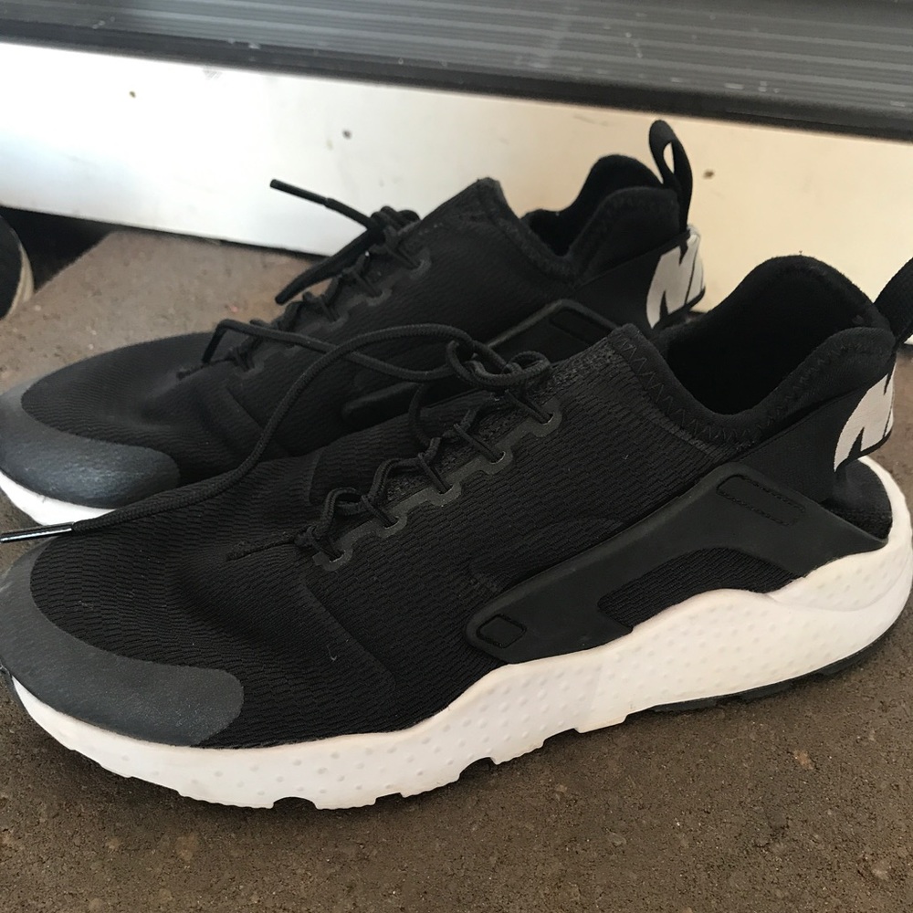 Black Nike Air Huaraches