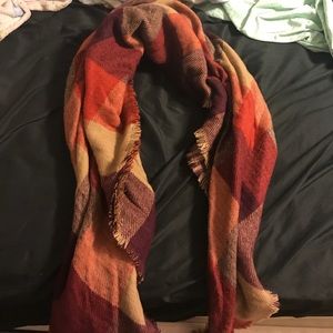 Perfect scarf for the fall!! Tags still on it