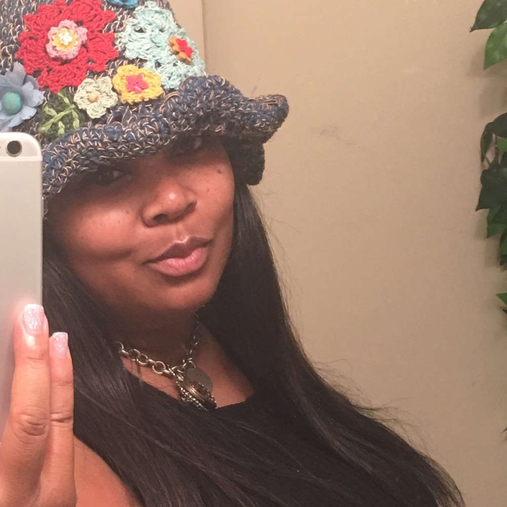 Beautiful ladies blue hat w/embroidered designs