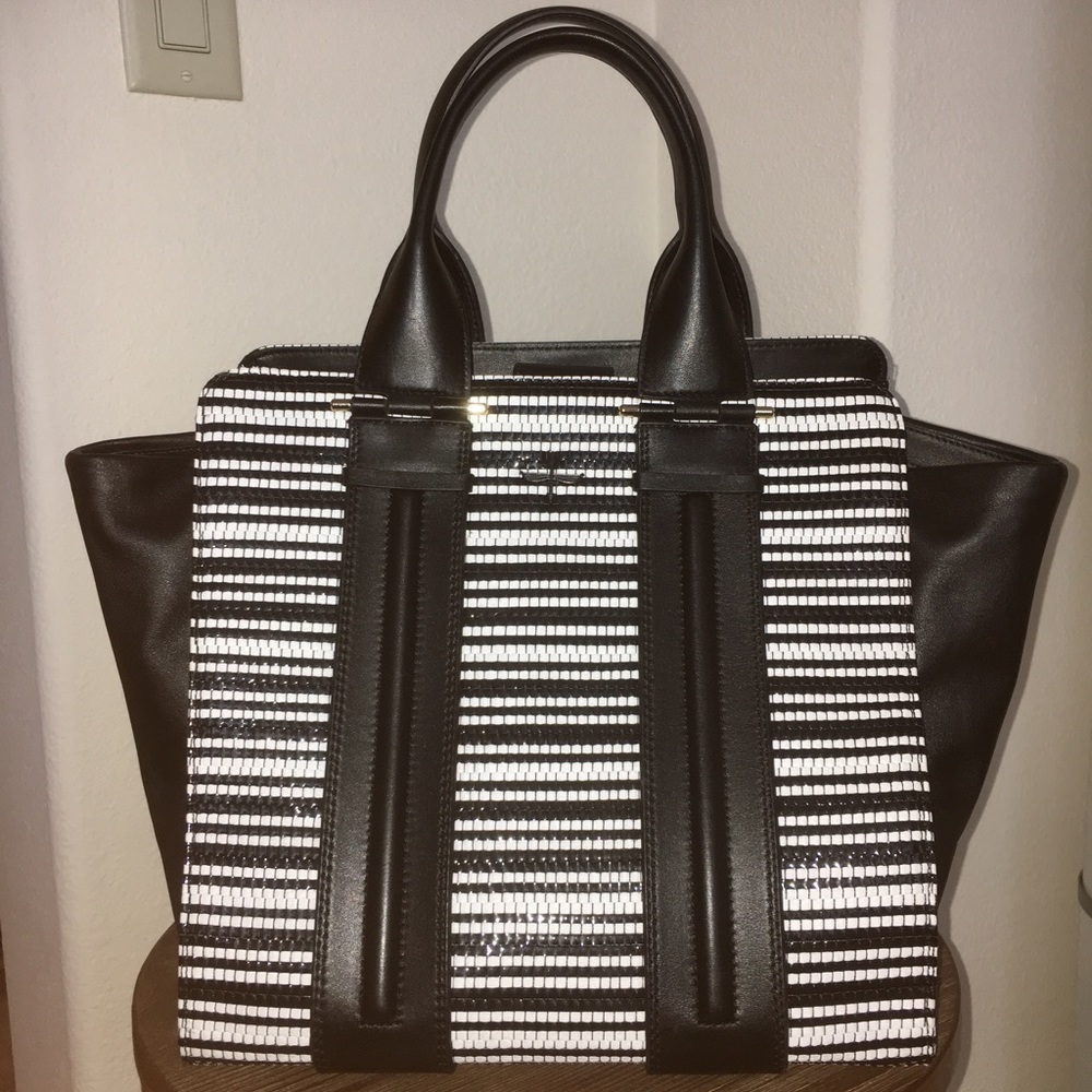 Pour La Victoire The Servant Tote