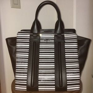 Pour La Victoire The Servant Tote