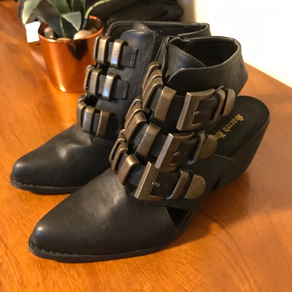 Boots with buckle detail