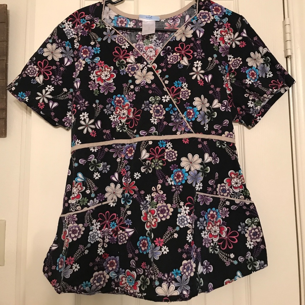 Black Floral Scrub Top with tie! 🌸