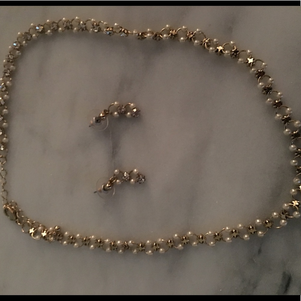 Beautiful necklace and earring set...