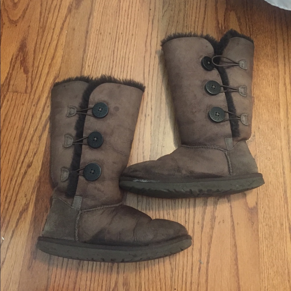 Bailey button triplet button brown uggs