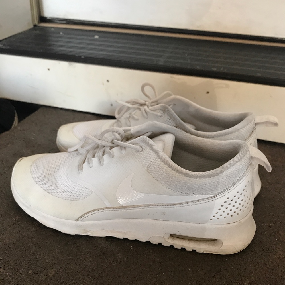 White Nike Air Max Theas